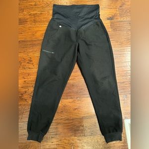 FIGS Zamora maternity jogger scrub pants - Medium